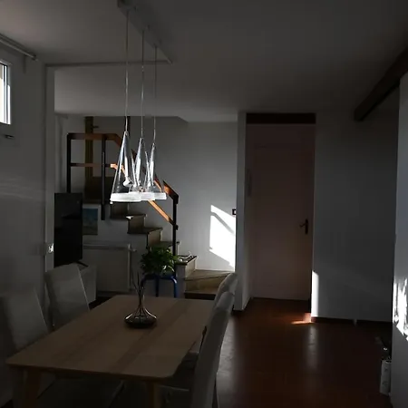 아파트 Small Penthouse With A Terrace