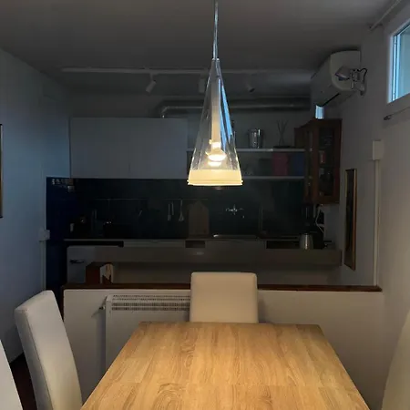 아파트 Small Penthouse With A Terrace